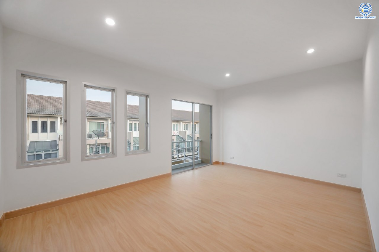 บ้านมือสองตกแต่งใหม่ โครงการ วิสต้าปาร์ค แจ้งวัฒนะ ทาวน์โฮม 3 ชั้น จากแบรนด์ SC Asset บนเนื้อที่ 22.9 ตร.ว. ฟังก์ชัน 3 ห้องนอน 3 ห้องน้ำ จอดรถได้ 2 คัน บนทำเลโซนเมือง บนทำเลคุณภาพ ติดถนนเลี่ยงเมืองปากเกร็ด ใกล้เซ็นทรัล แจ้งวัฒนะ, เมืองทองธานี, จุดขึ้นทางด่วน "แจ้งวัฒนะ" และรถไฟฟ้าสายสีชมพู "สถานีสามัคคี"